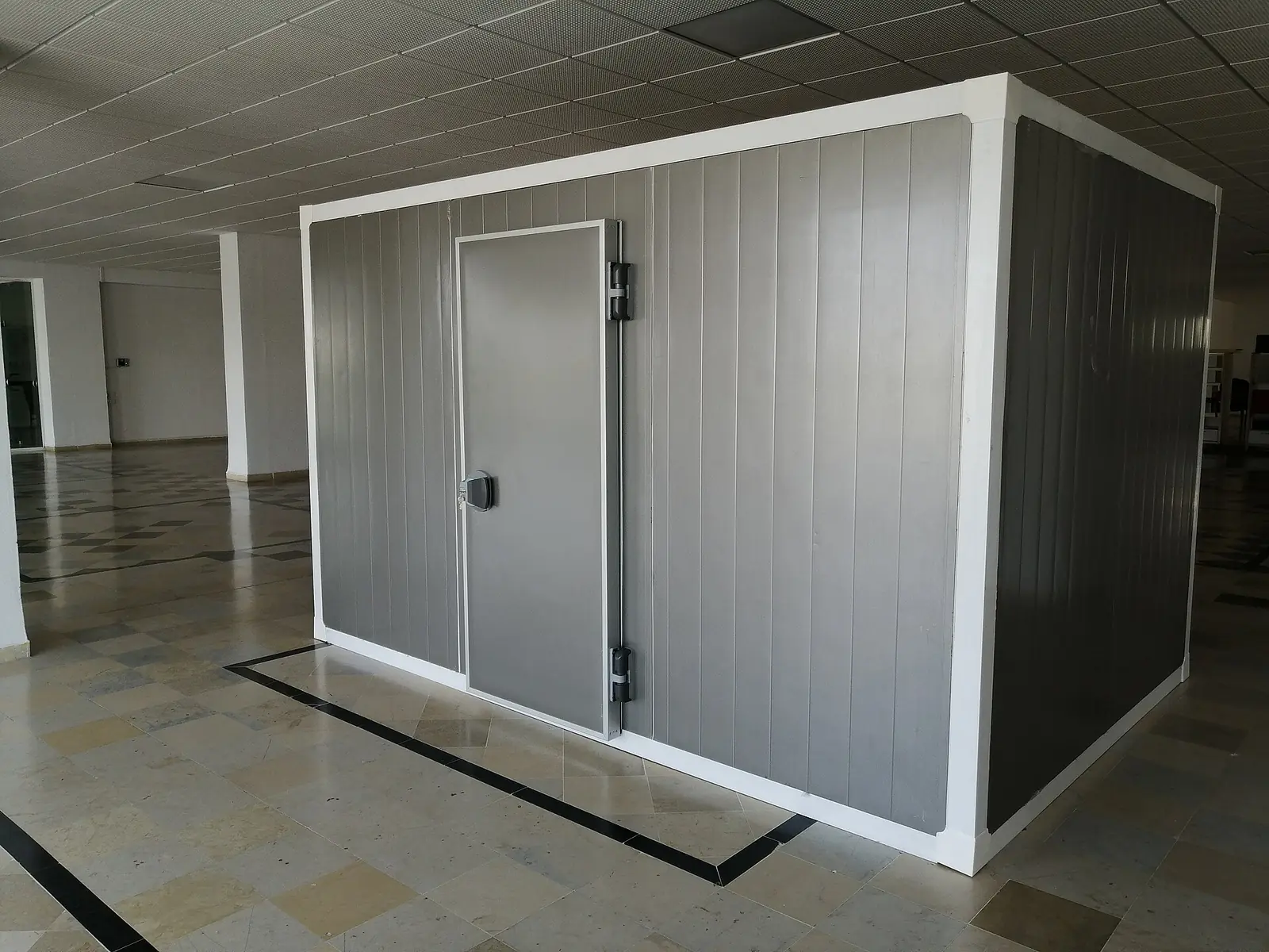 Modular walk-in cold room built from insulated panels