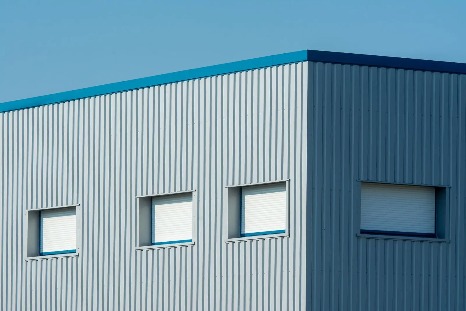 Industrial building clad in insulated sandwich panels
