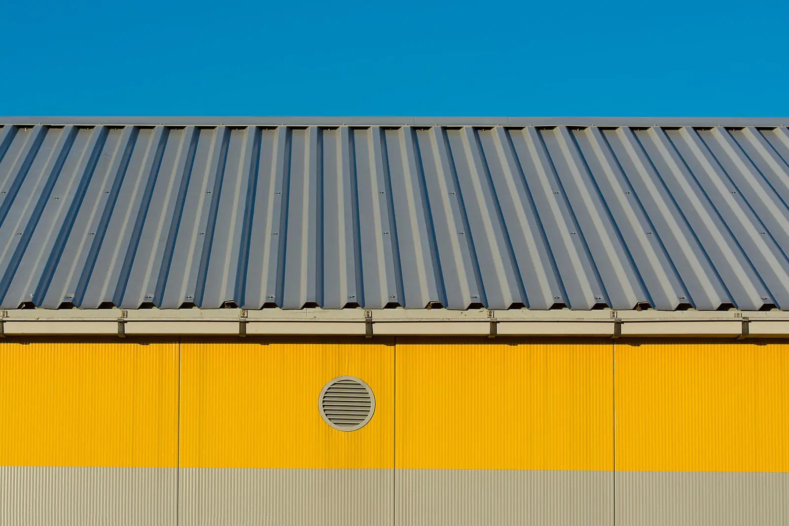 Shed built from sandwich panels with a profiled roof